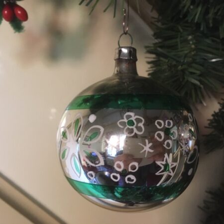 Antieke oude ronde kerstbal van dun geblazen glas in zilver, groen en wit 1e helft 1900