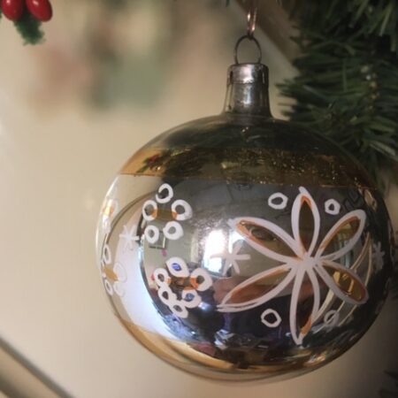 Oude kerstbal van dun geblazen glas in zilver met goud geel en wit 1e helft vorige eeuw