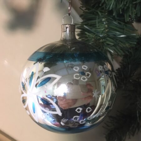 Oude antieke kerstbal van dun geblazen glas in zilver met blauw en wit 1e helft 1900