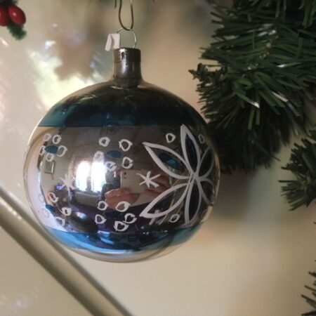 Oude antieke kerstbal van dun geblazen glas in zilver, blauw en wit 1e helft 1900(wi)