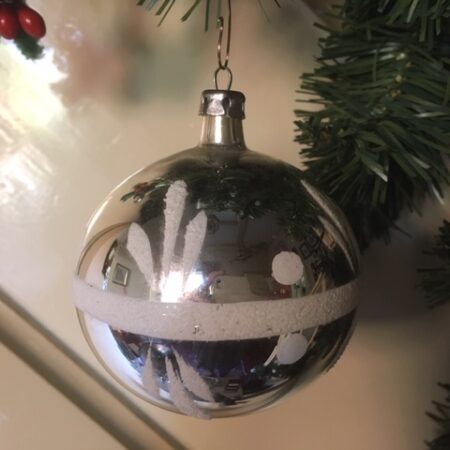 Antieke oude kerstbal van dun geblazen glas in zilver en wit 1e helft 1900