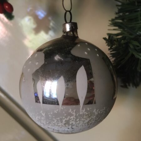 Antieke oude kerstbal van dun geblazen glas in zilver met paddenstoel decoratie 1e helft 1900