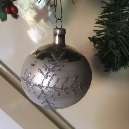 Oude antieke kerstbal van dun geblazen glas in zilver met decoratie van tak midden vorige eeuw