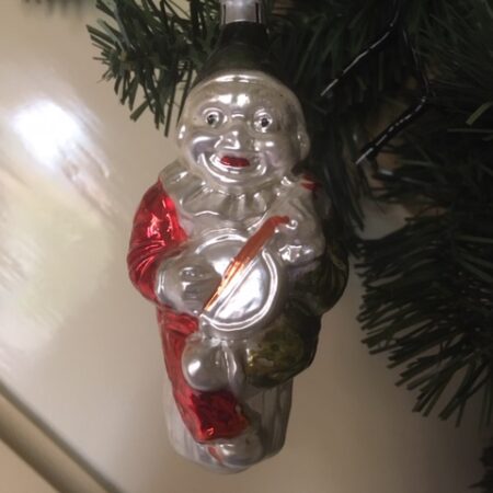 Antieke grote kerstbal een clown met banjo van vliesdun geblazen glas in groen, rood en oranje jaren 1950