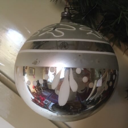 Oude antieke giga grote kerstbal van dun geblazen glas in zilver en wit 1e helft vorige eeuw