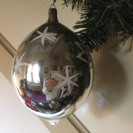 Antieke oude giga grote druppel kerstbal van dun geblazen glas in zilver en wit 1e helft 1900