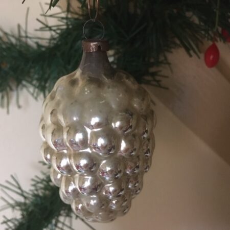 Antieke oude grote vrucht van dun geblazen glas met mooi patine in zilver begin 1900