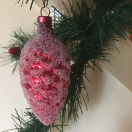 Antieke oude kerstbal een dennenappel van dun geblazen glas in rood 1e kwart 1900