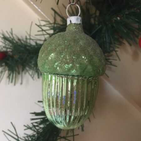Antieke oude kerstbal een eikel van dun geblazen glas in lindengroen begin 1900