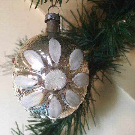 Antieke oude kerstbal met witte bloem in relief van dun geblazen glas in zilver 1e kwart 1900
