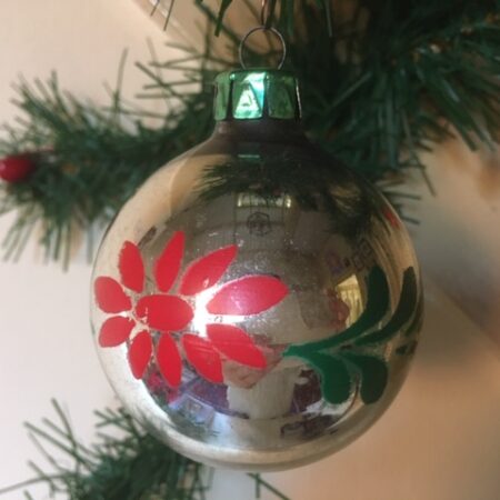 Oude retro kerstbal uit de jaren 1960 met bloem decoratie in rood en groen