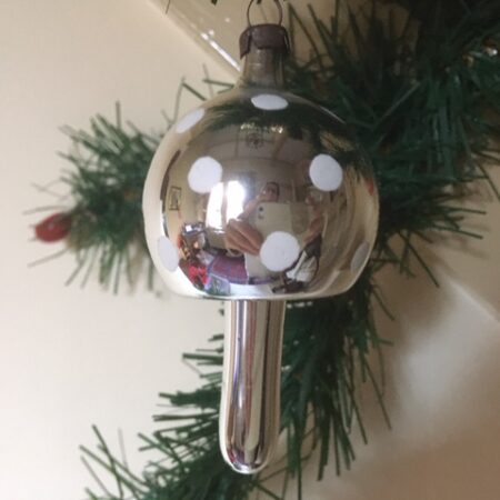 Oude antieke kerstbal een paddenstoel van dun geblazen glas in zilver jaren 1950