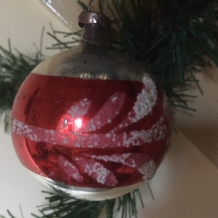 Oude antieke kerstbal van dun geblazen glas in zilver, rood en wit 1e helft 1900
