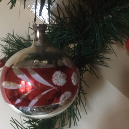 Antieke oude kerstbal van dun geblazen glas in zilver, rood en wit 1e helft 1900