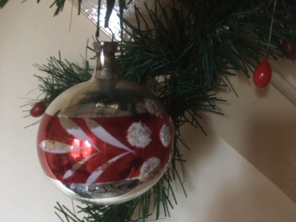 Antieke oude kerstbal van dun geblazen glas in zilver, rood en wit 1e helft 1900