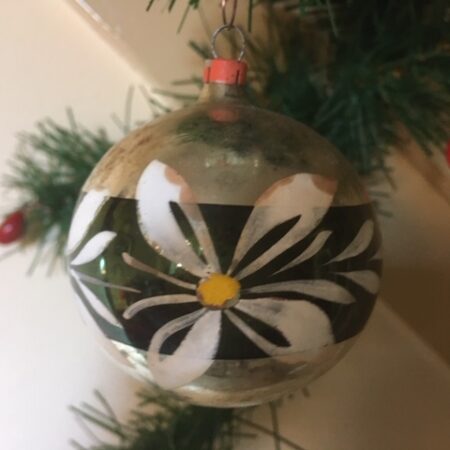 Oude antieke kerstbal in zilver, groen en wit 1e helft 1900