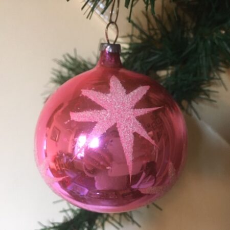 Antieke oude kerstbal van dun geblazen glas in roze met sterren 1e helft 1900