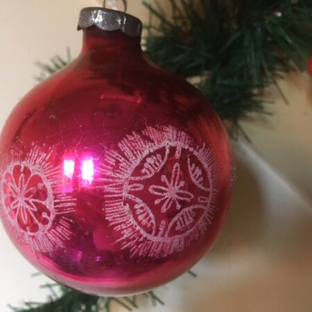 Antieke oude kerstbal van geblazen glas in cerise rood 1e helft 1900