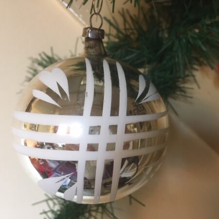 Antieke oude kerstbal van dun geblazen glas in zilver 1e helft 1900