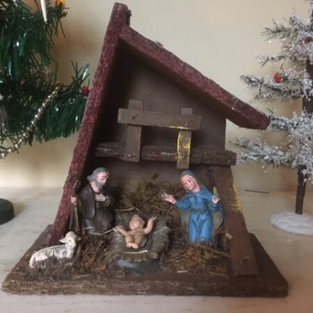 Kleine, oude kerststal met 4 figuren van early plastic uit de jaren 1950