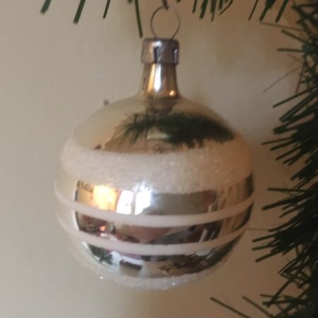 Antieke oude kerstbal van dun geblazen glas in zilver en wit 1e kwart 1900