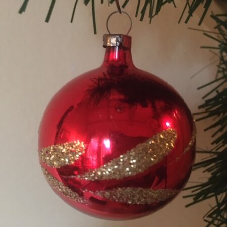 Oude antieke kerstbal van dun geblazen glas in rood en goud