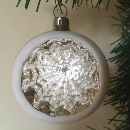 Antieke oude deuk, reflex of krater kerstbal van dun geblazen glas in zilver 1e helft 1900