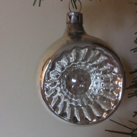 Antieke oude krater of reflex kerstbal van dun geblazen glas in zilver