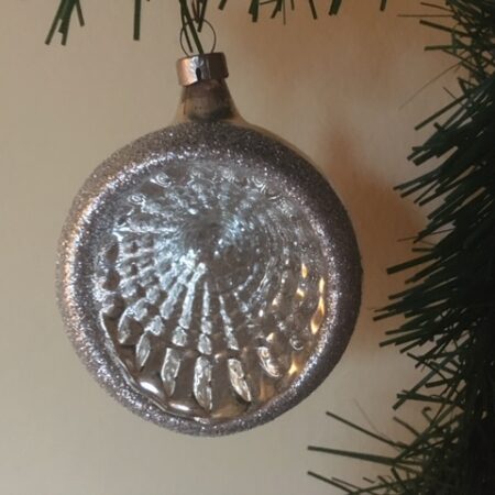 Antieke oude reflex, deuk of krater kerstbal van dun geblazen glas in zilver midden 1900