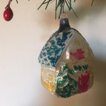 Antieke kerstbal een huis van dun gepatineerd geblazen glas in groen en roze begin 1900