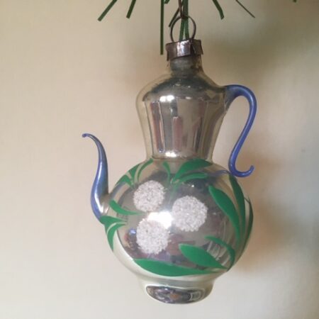 Antieke koffiepot van dun geblazen glas in zilver met blauw glazen tuit en greep 1e kwart 1900