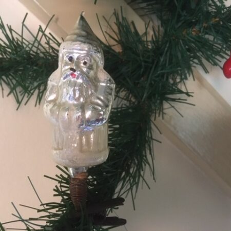 Antieke oude kerstman van dun geblazen glas in gepatineerd zilver op veer en klem 1e kwart 1900