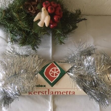 Oude retro Kerst lametta garland in zilver van Vendex midden 1900