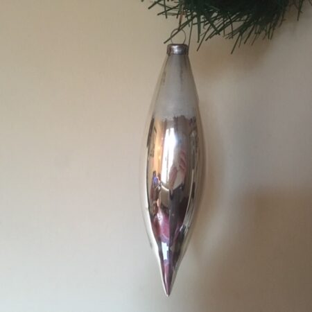 Antieke, gladde kerstbal een pegel van gepatineerd dun geblazen glas in zilver 1e helft 1900