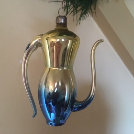 Antieke oude kerstbal een chique koffiepot van dun geblazen glas in blauw en goud 1e kwart 1900