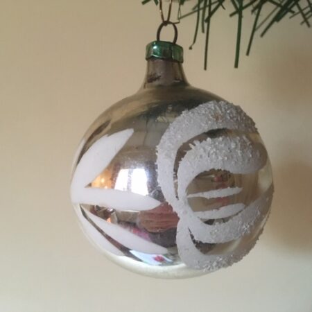 Oude antieke kerstbal van dun geblazen glas in zilver en wit 1e helft 1900