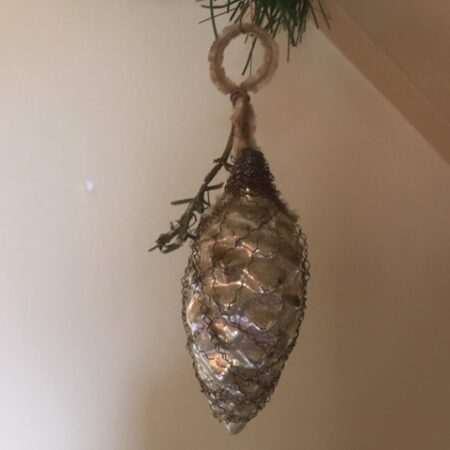 Antieke dennenappel van dun geblazen glas met draad en takje aan chenille hanger voor 1900