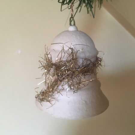 Antieke oude watten kerst klok met klepel en versiering van metaal tinsel rond 1900