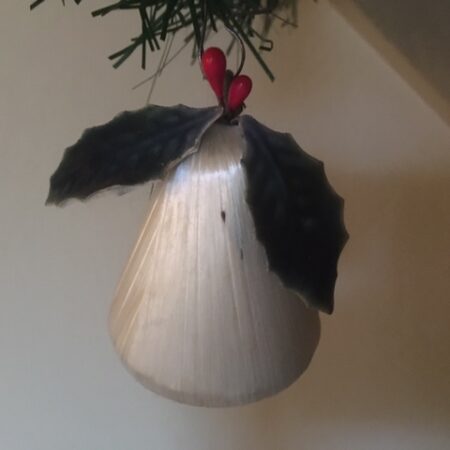 Oude retro Kerst klok van wit zijden draad en klepel van glas 1e helft 1900