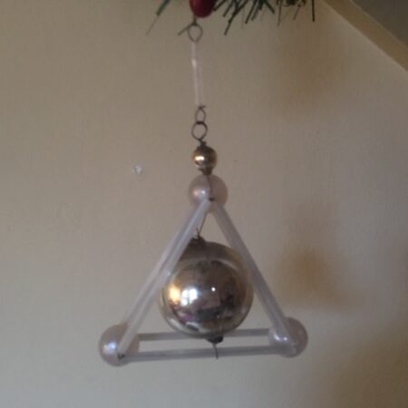 Oude antieke Gablonzer bal in triangel van glas in zilver 1920-1950