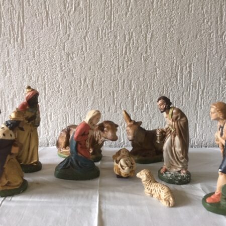 Antieke 11 delige kerstgroep van papier mache kerst figuren 1e kwart 1900