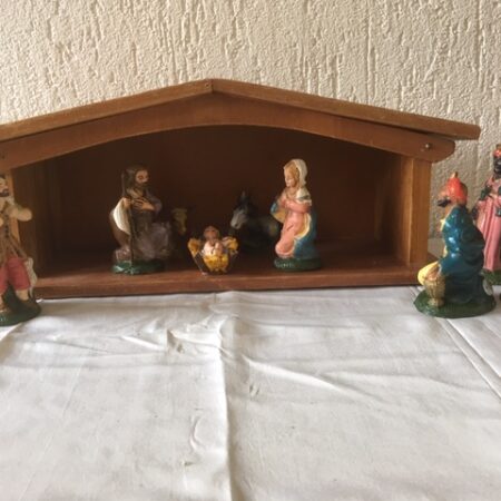 Oude stal uit het Erzgebirge met figuren van early plastic Italy jaren 1950