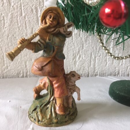 Oude antieke herder met schaap voor bij de kerststal van early plastc uit de jaren 1950