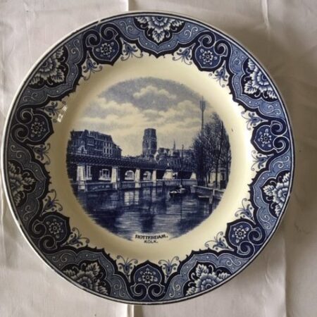 Rotterdam bord "de Kolk" van Soc. Cer. Maastricht  in monochroom blauw 1e helft 1900