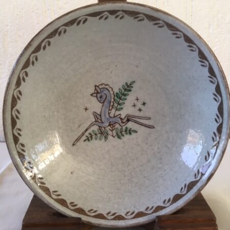 Retro design bord of schaal met een decoratie van een dartel paard Amha 1952