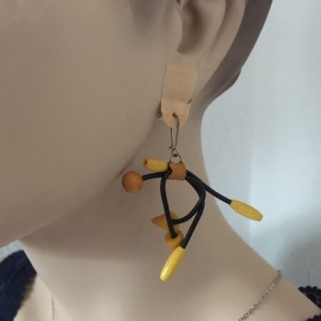 Elegante vintage oorhangers van rubber en hout jaren 1980