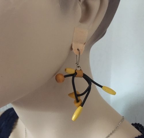 Elegante vintage oorhangers van rubber en hout jaren 1980