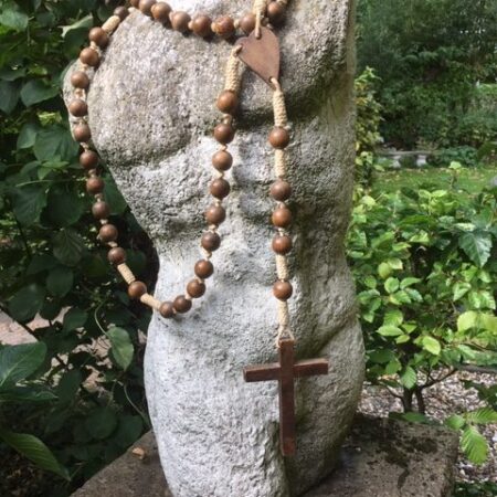 Grote rozenkrans met gepolijste houten kralen en kruis