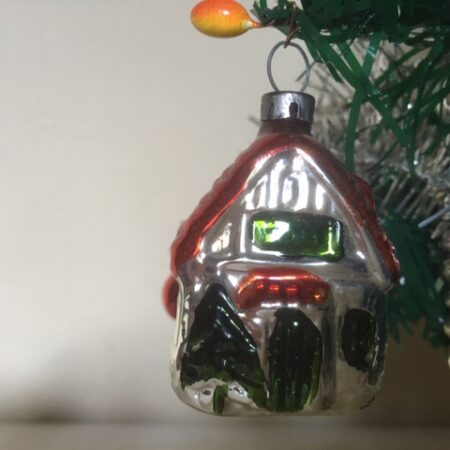Antiek oud mini kerst huis van dun geblazen glas in rood en groen 1e helft 1900