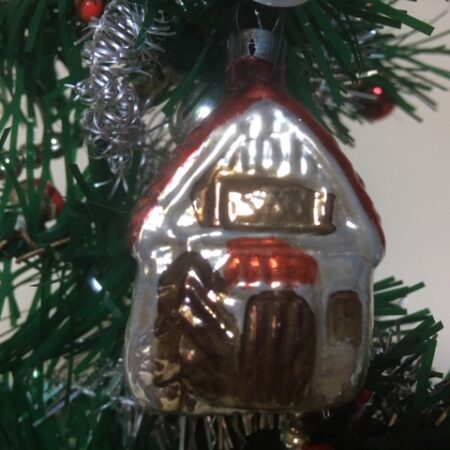 Oud antiek klein Kerst-huis van dun geblazen glas in rood en mosgroen 1e helft 1900